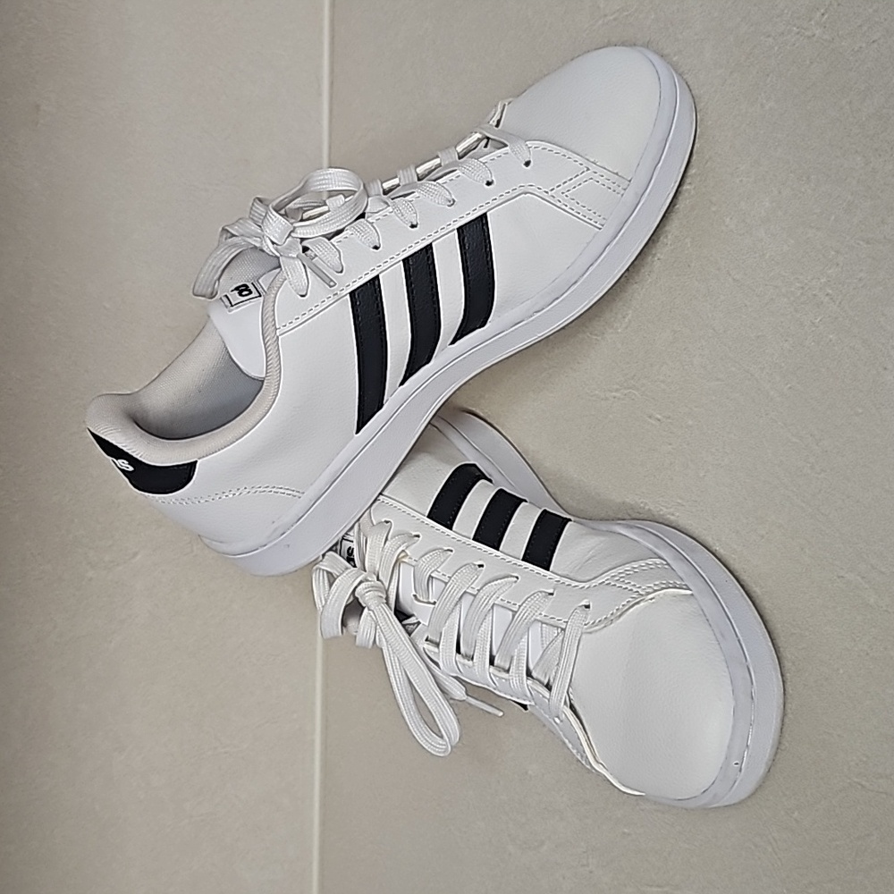 Adidas Women’s Grand Court 2.0 Shoes. Size 7.5